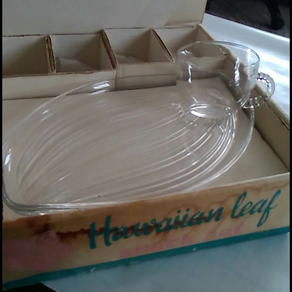 Federal Glass Co (Hawaiian leaf)8 piece snack set